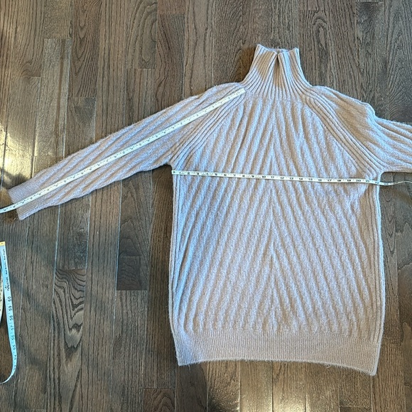 Super Soft Bulky Long Turtleneck Sweater in pale mauve / taupe / rose - Picture 8 of 9